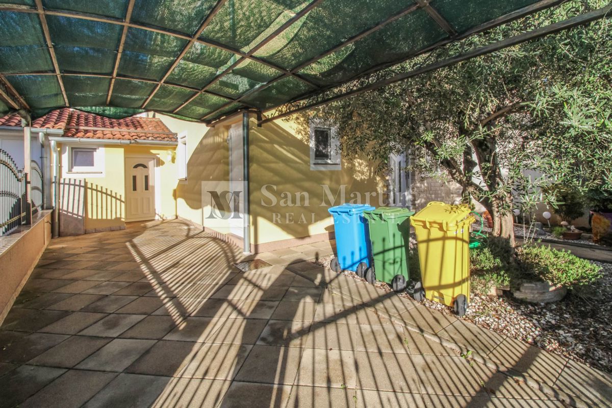 POREČ - Hiša z ločenim stanovanjem in gostilno