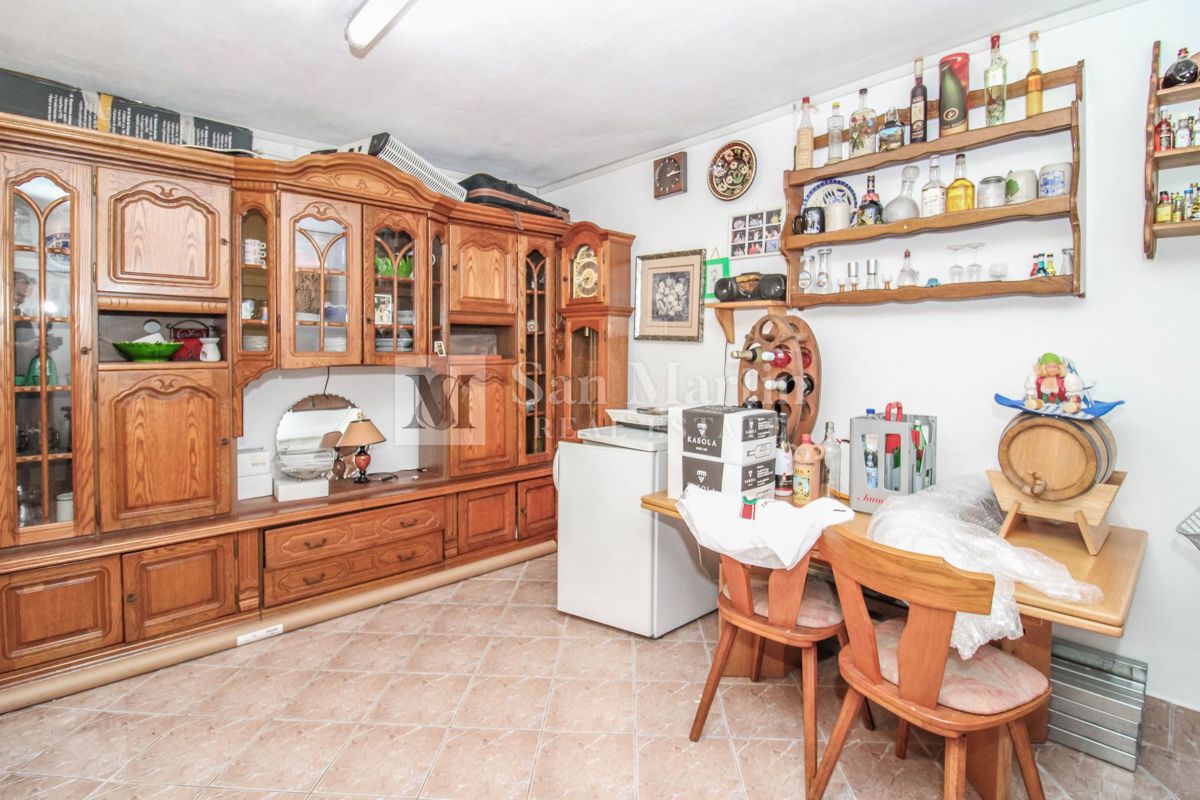 POREČ - Hiša z ločenim stanovanjem in gostilno
