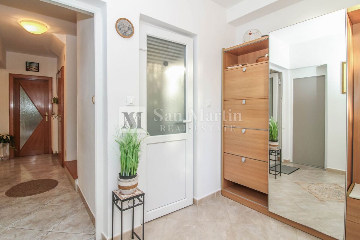 POREČ - Hiša z ločenim stanovanjem in gostilno