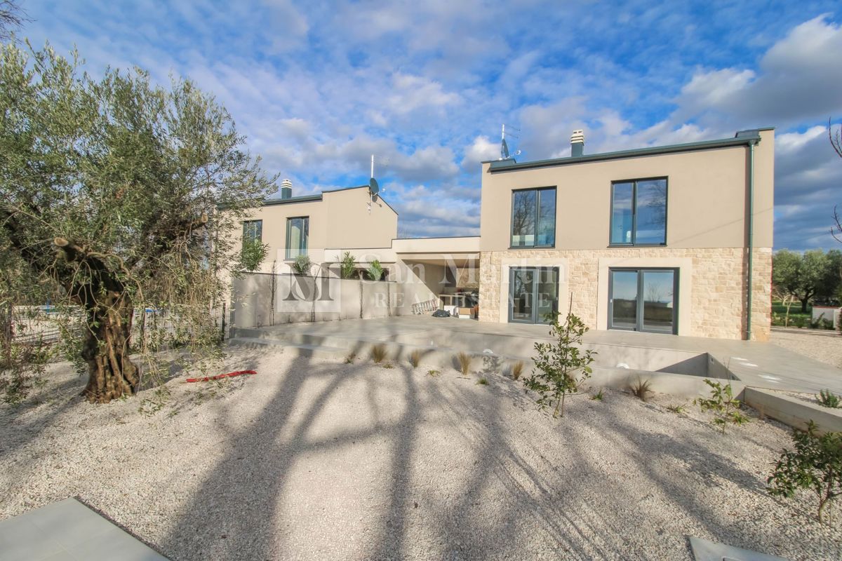 Novigrad, okolica - odlična novogradnja z bogato vsebino