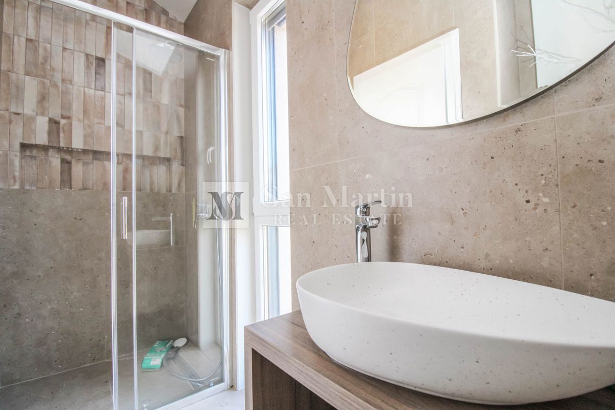 Novigrad, okolica - odlična novogradnja z bogato vsebino