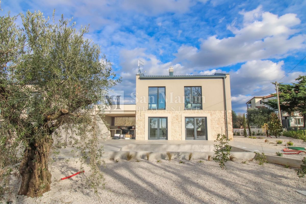 Novigrad, okolica - odlična novogradnja z bogato vsebino