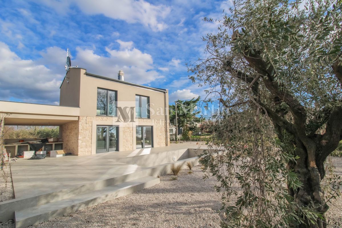 Novigrad, okolica - odlična novogradnja z bogato vsebino