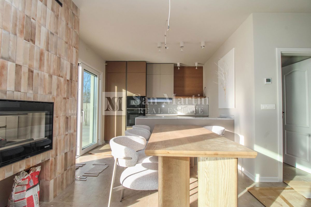 Novigrad, okolica - odlična novogradnja z bogato vsebino