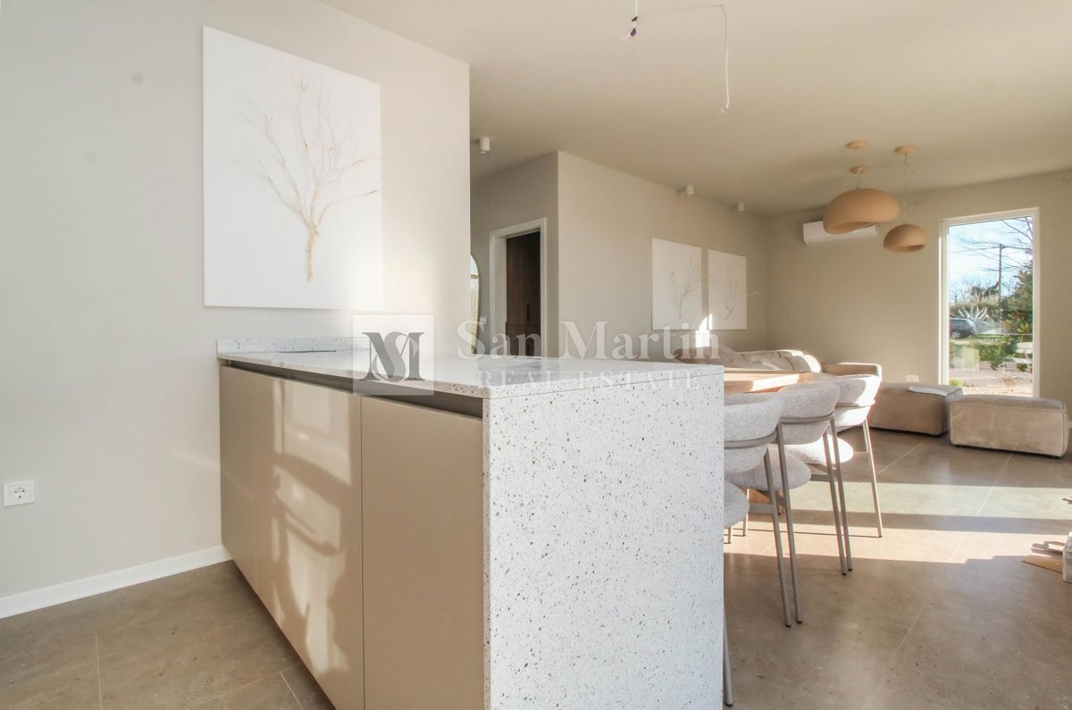 Novigrad, okolica - odlična novogradnja z bogato vsebino