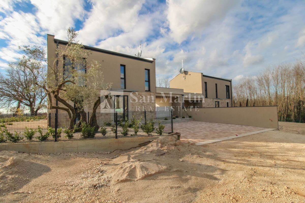 Novigrad, okolica - odlična novogradnja z bogato vsebino