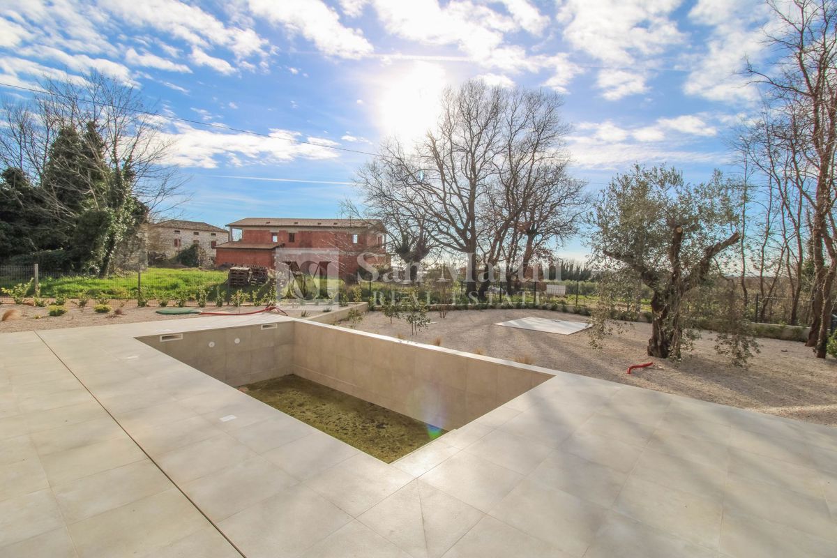 Novigrad, okolica - odlična novogradnja z bogato vsebino