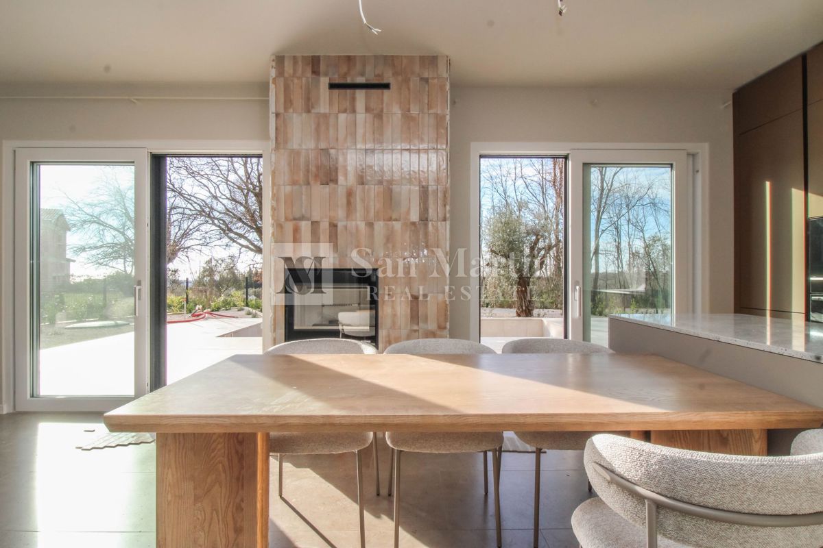 Novigrad, okolica - odlična novogradnja z bogato vsebino