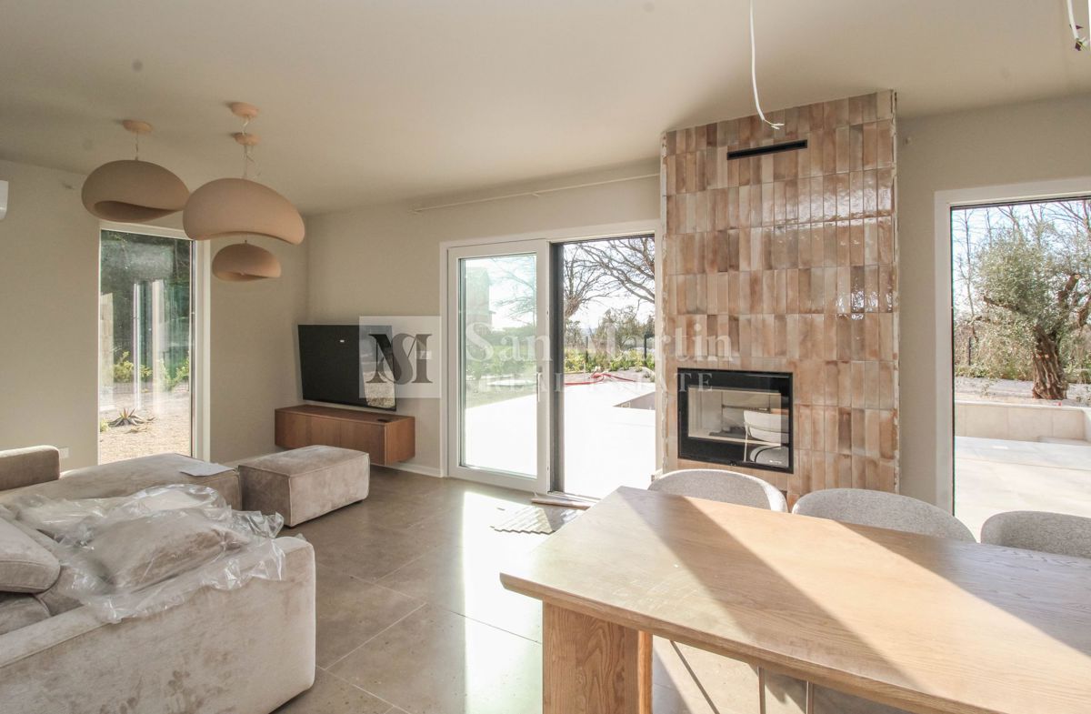 Novigrad, okolica - odlična novogradnja z bogato vsebino