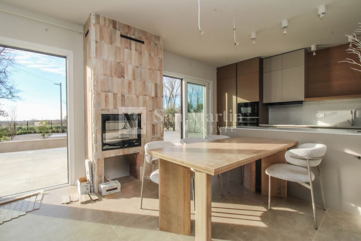 Novigrad, okolica - odlična novogradnja z bogato vsebino