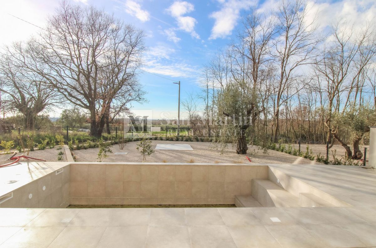 Novigrad, okolica - odlična novogradnja z bogato vsebino