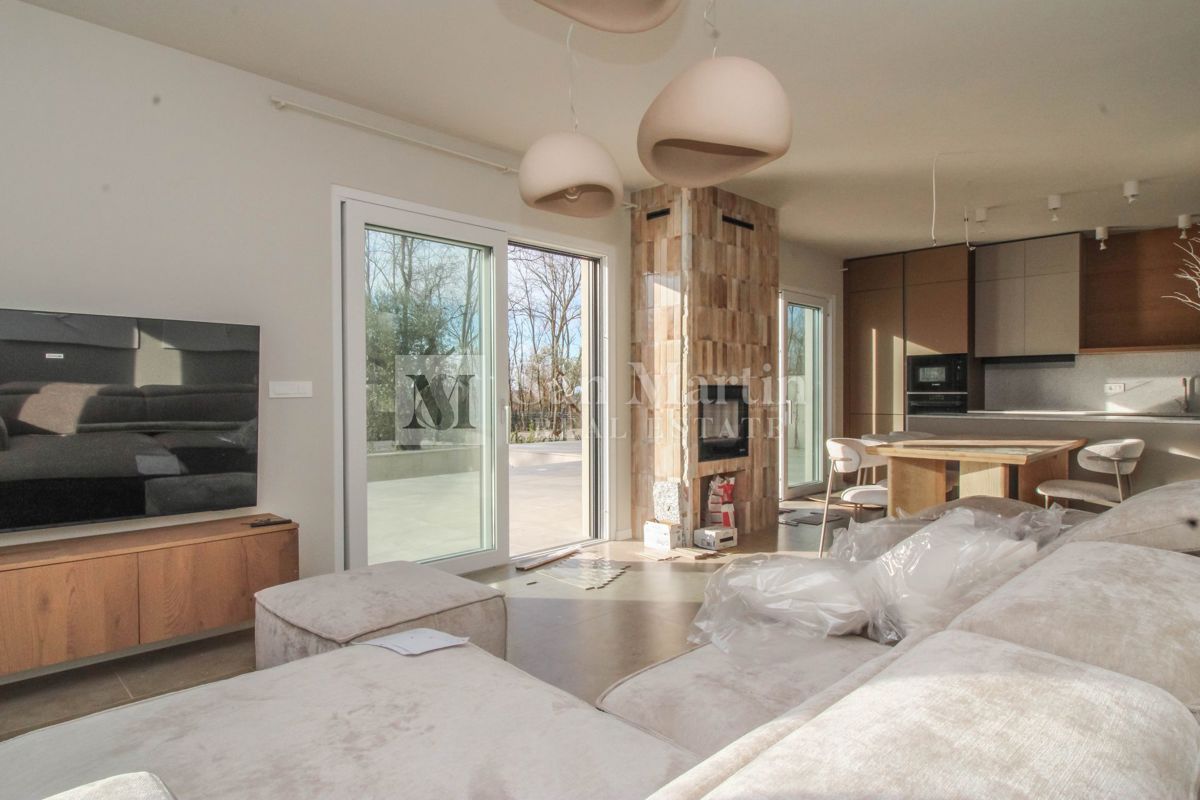 Novigrad, okolica - odlična novogradnja z bogato vsebino