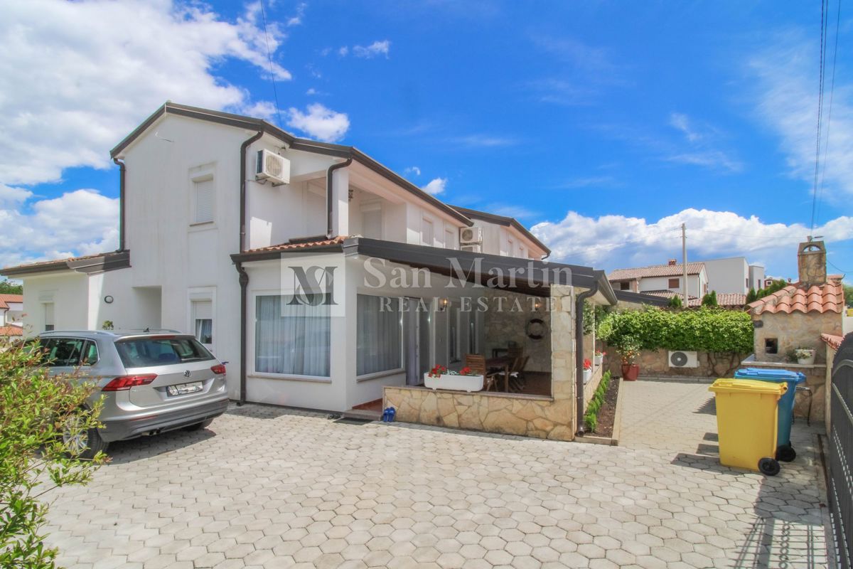 POREČ, hiša s 3 spalnicami in bazenom