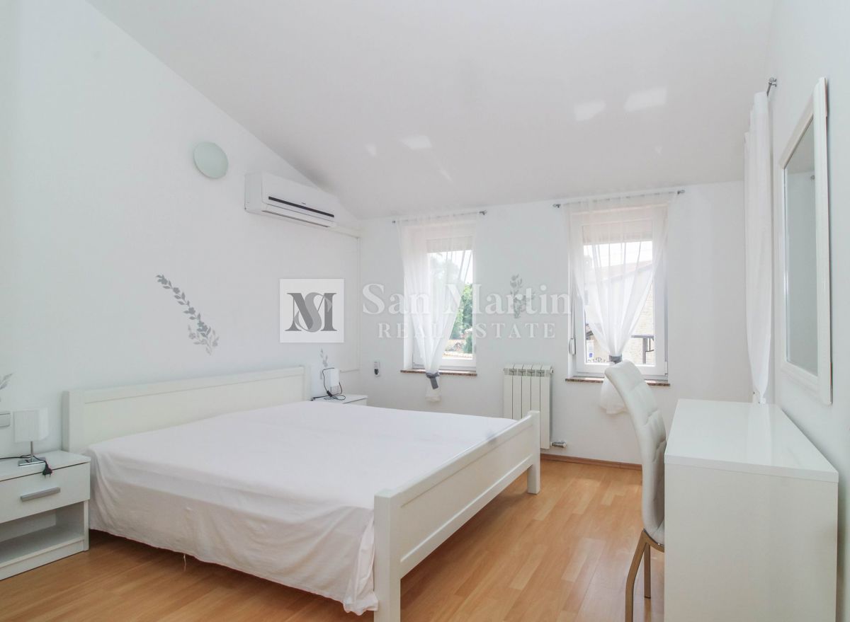 POREČ, hiša s 3 spalnicami in bazenom