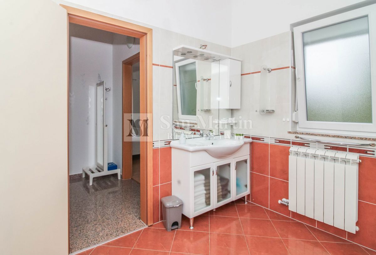 POREČ, hiša s 3 spalnicami in bazenom