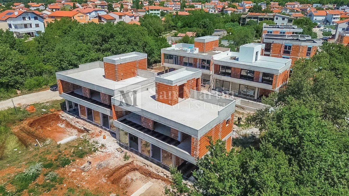 Medulin – Moderna hiša s strešno teraso v bližini morja