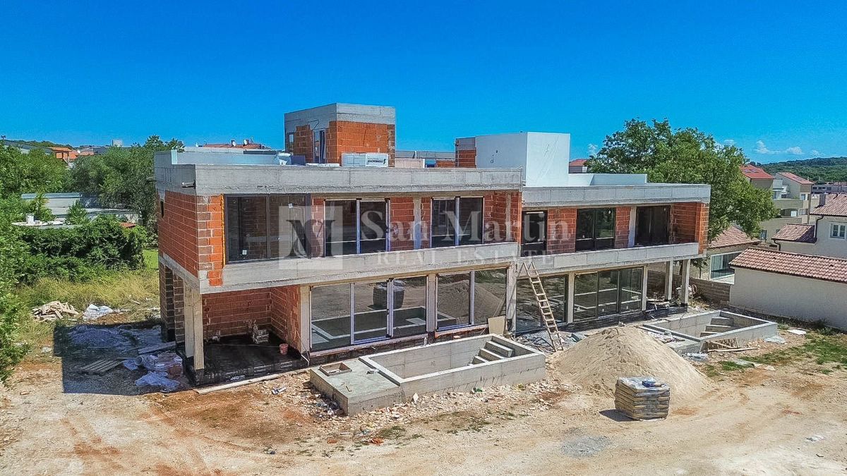 Medulin – Moderna hiša s strešno teraso v bližini morja