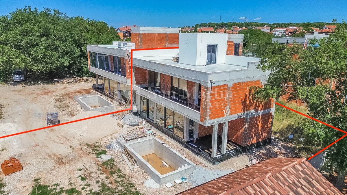Medulin – Moderna hiša s strešno teraso v bližini morja