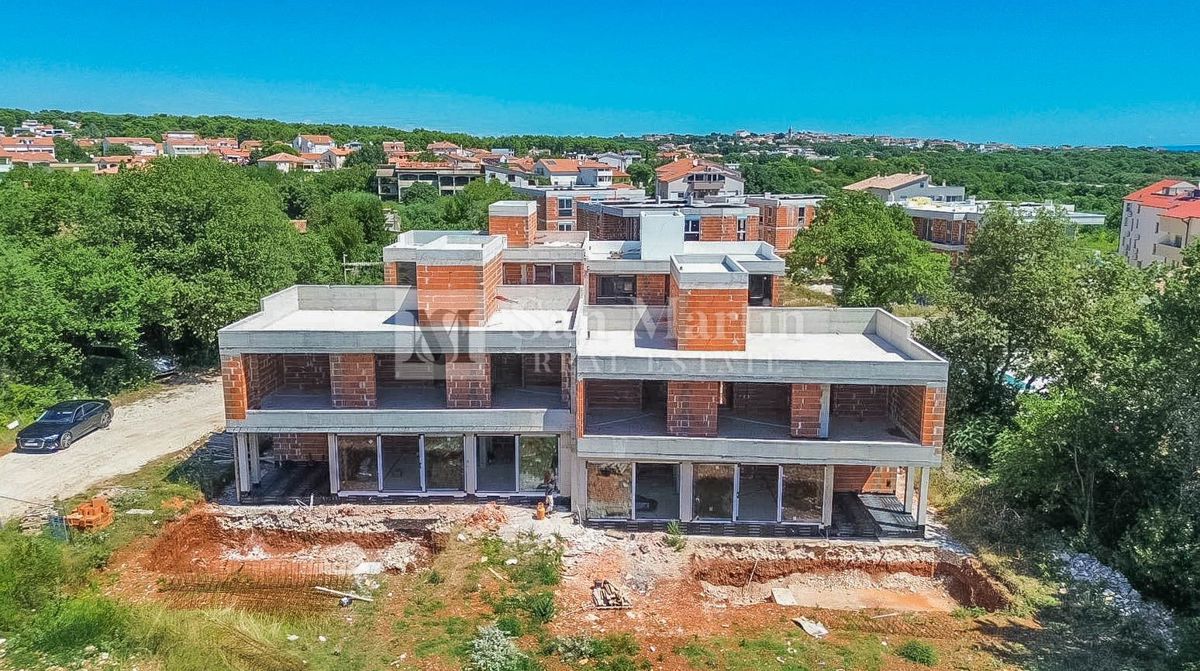 Medulin – Moderna hiša s strešno teraso v bližini morja