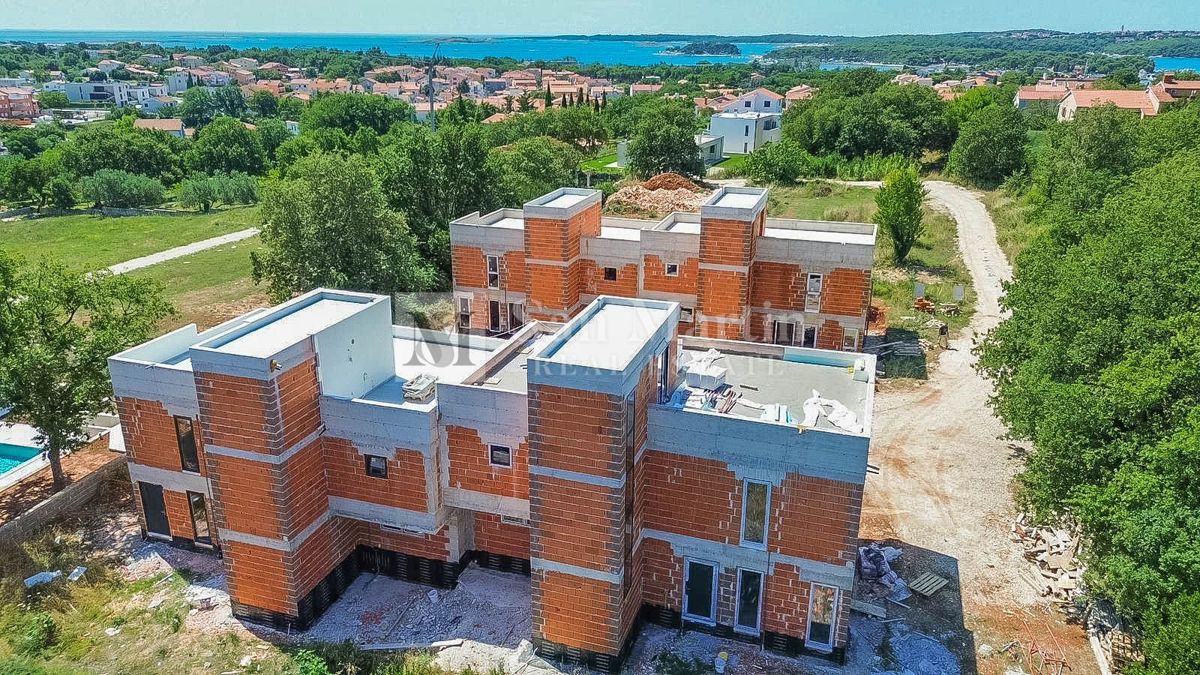 Medulin – Moderna hiša s strešno teraso v bližini morja