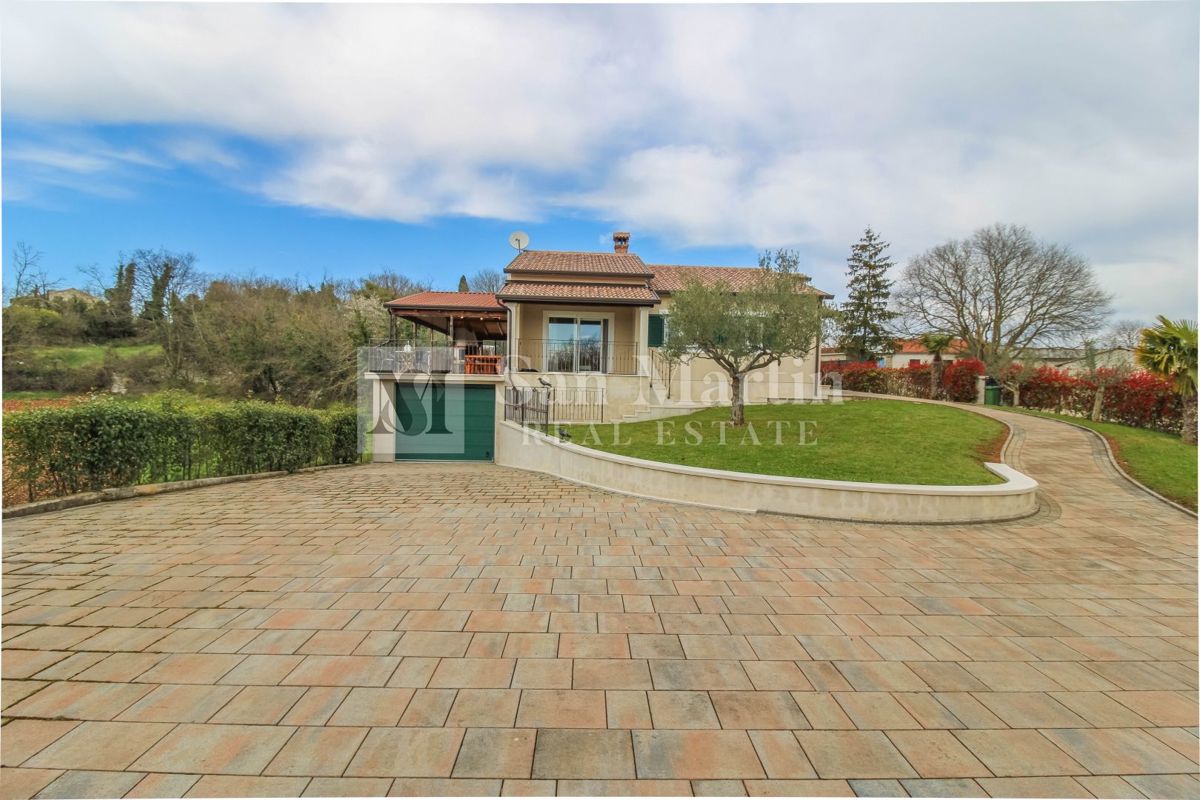 Poreč, Hiša z garažo in ogrevanim bazenom na koncu vasi