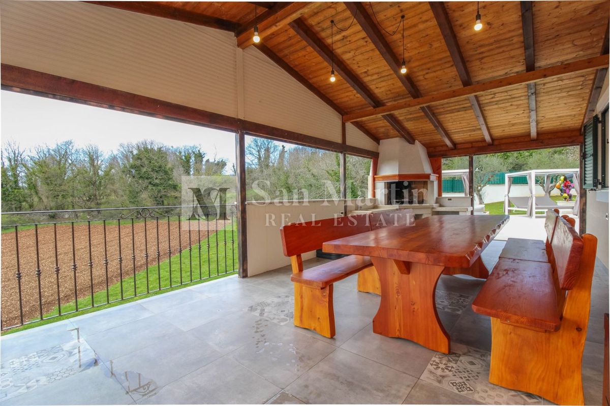 Poreč, Hiša z garažo in ogrevanim bazenom na koncu vasi