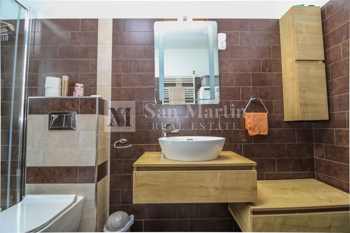 Poreč, Hiša z garažo in ogrevanim bazenom na koncu vasi