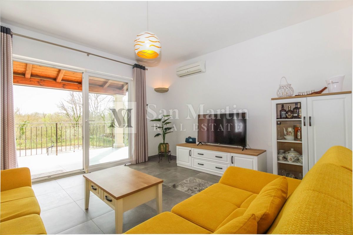 Poreč, Hiša z garažo in ogrevanim bazenom na koncu vasi