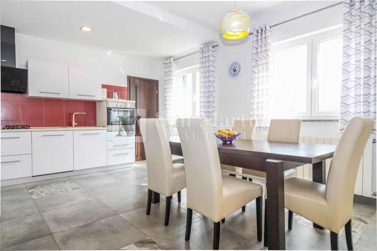 Poreč, Hiša z garažo in ogrevanim bazenom na koncu vasi