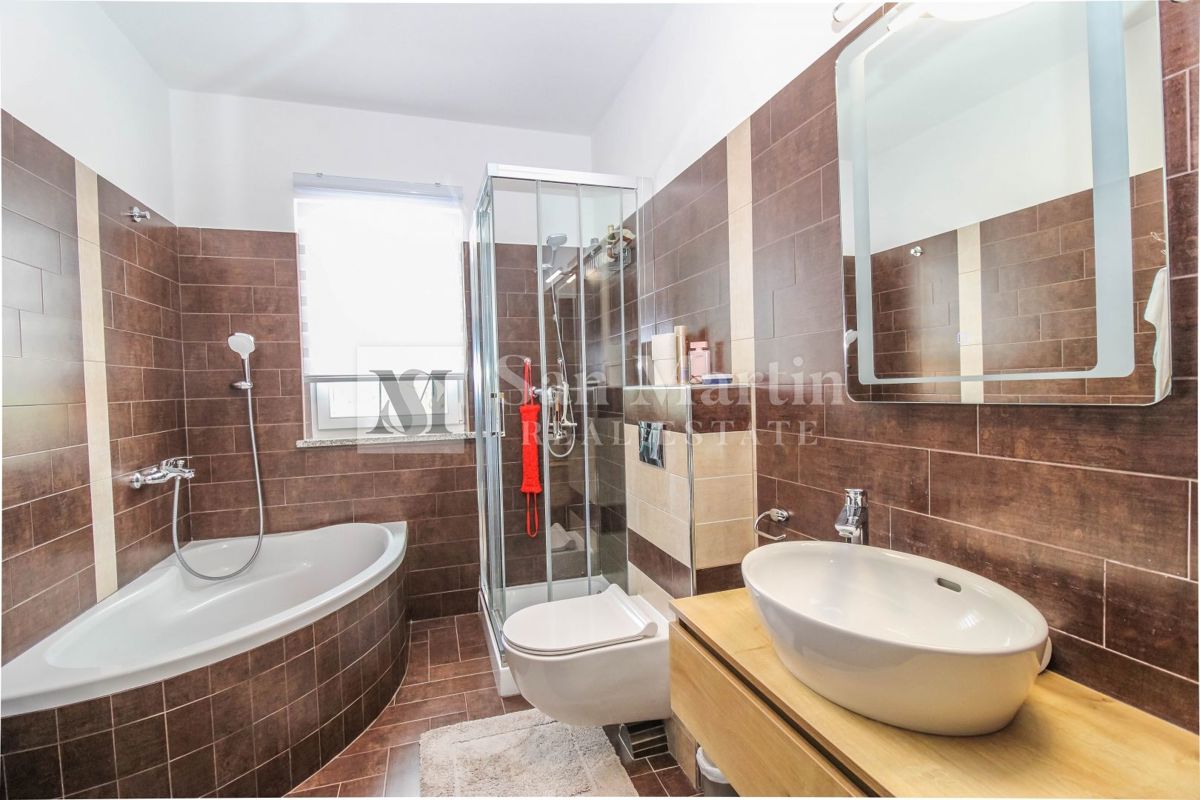 Poreč, Hiša z garažo in ogrevanim bazenom na koncu vasi