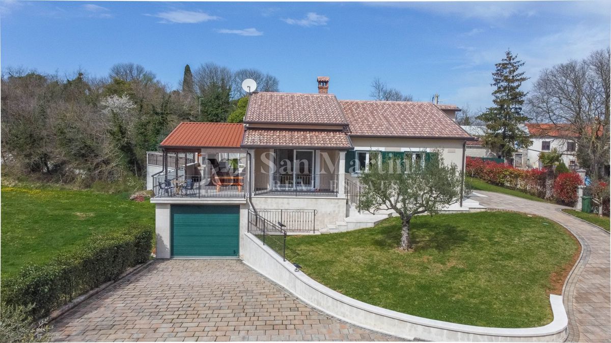 Poreč, Hiša z garažo in ogrevanim bazenom na koncu vasi