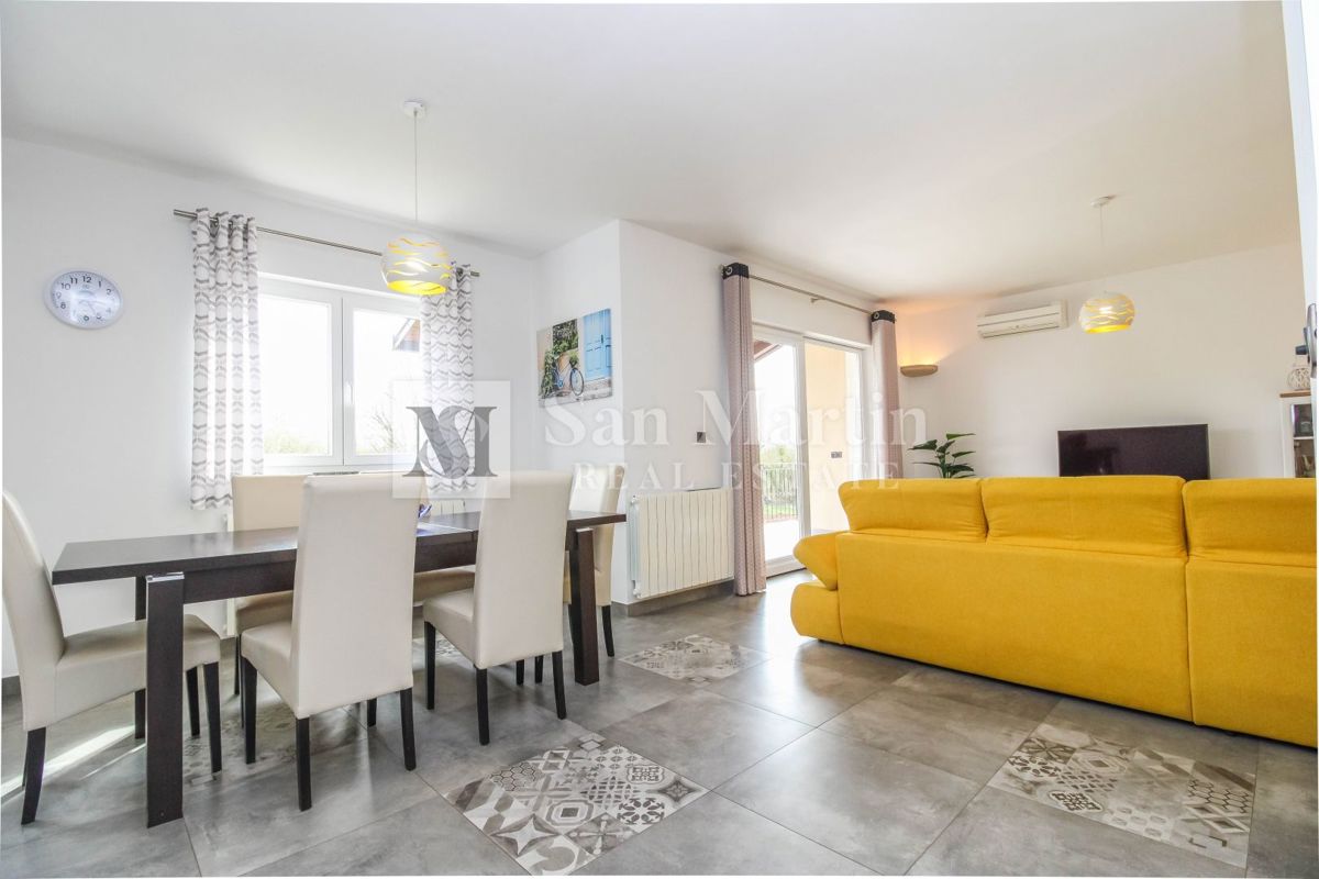 Poreč, Hiša z garažo in ogrevanim bazenom na koncu vasi