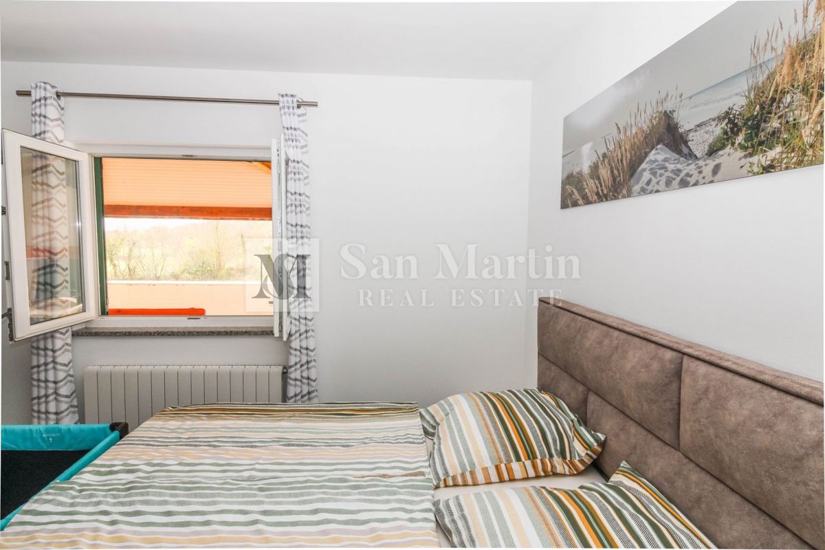 Poreč, Hiša z garažo in ogrevanim bazenom na koncu vasi