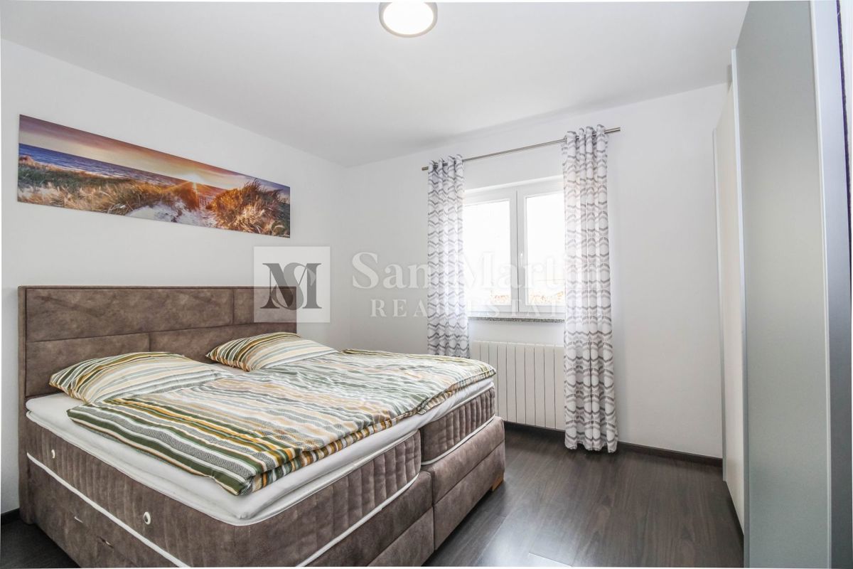 Poreč, Hiša z garažo in ogrevanim bazenom na koncu vasi