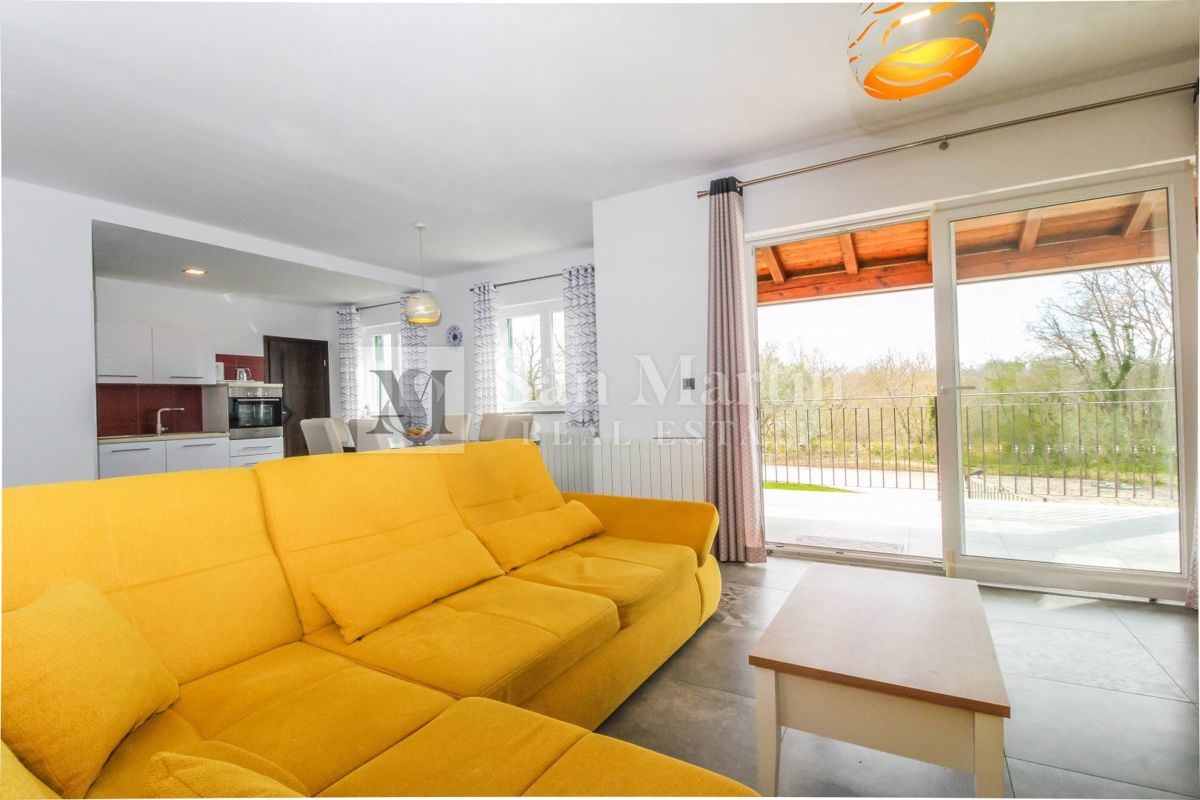 Poreč, Hiša z garažo in ogrevanim bazenom na koncu vasi