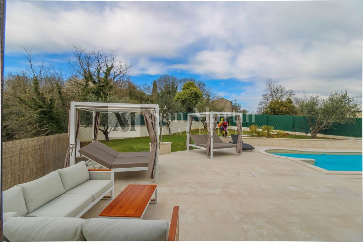 Poreč, Hiša z garažo in ogrevanim bazenom na koncu vasi