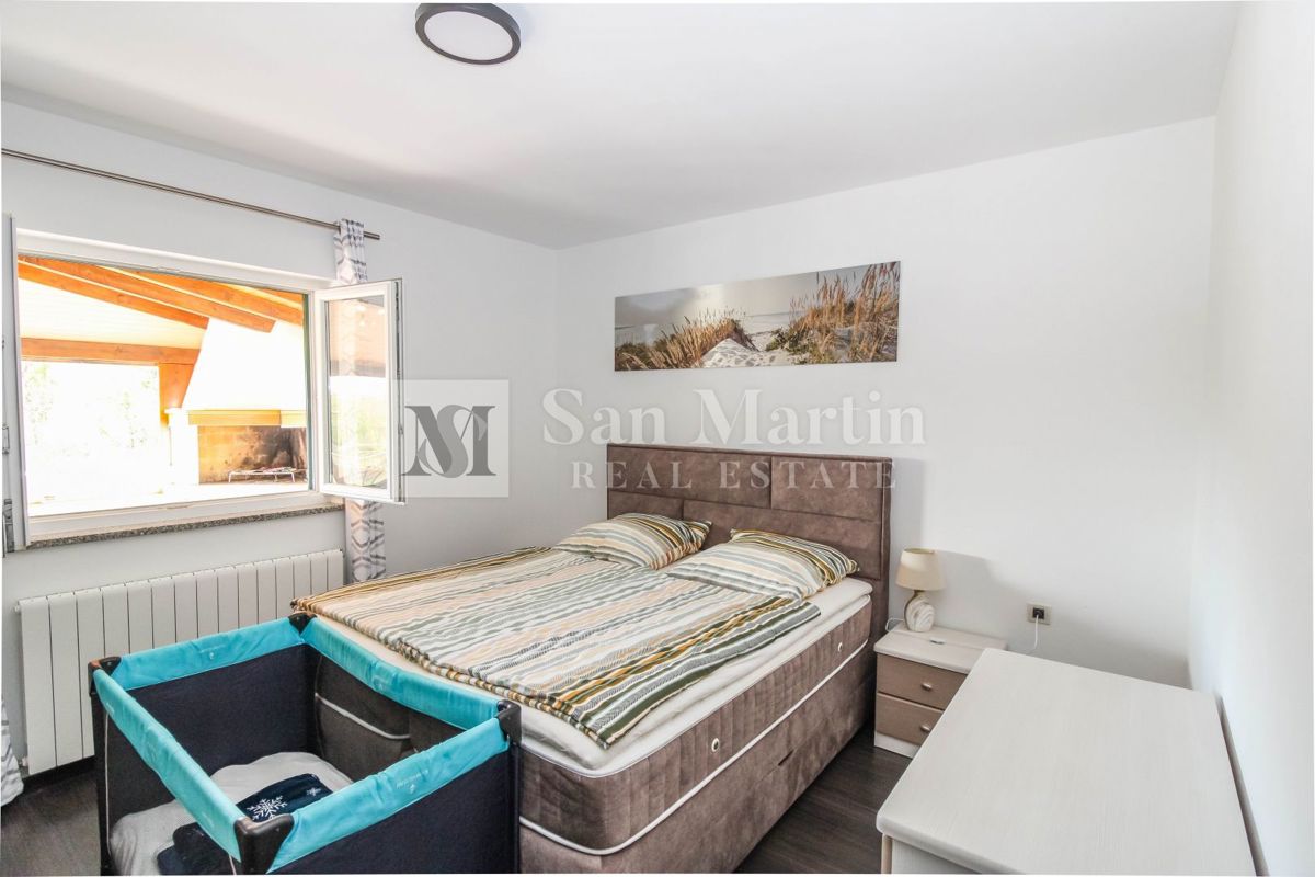 Poreč, Hiša z garažo in ogrevanim bazenom na koncu vasi