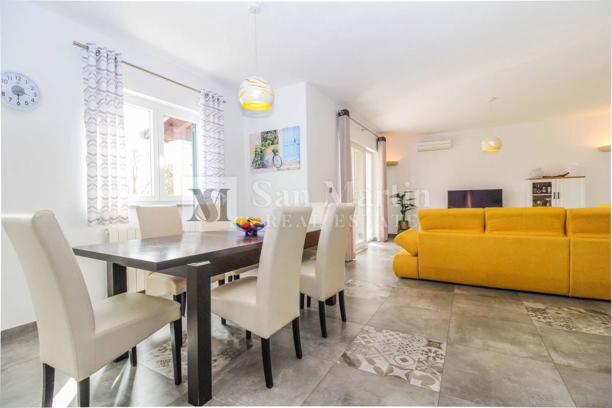 Poreč, Hiša z garažo in ogrevanim bazenom na koncu vasi