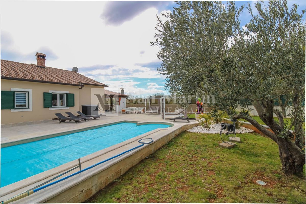 Poreč, Hiša z garažo in ogrevanim bazenom na koncu vasi