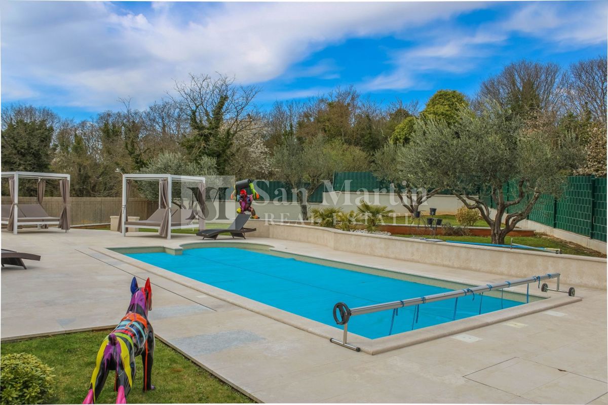 Poreč, Hiša z garažo in ogrevanim bazenom na koncu vasi