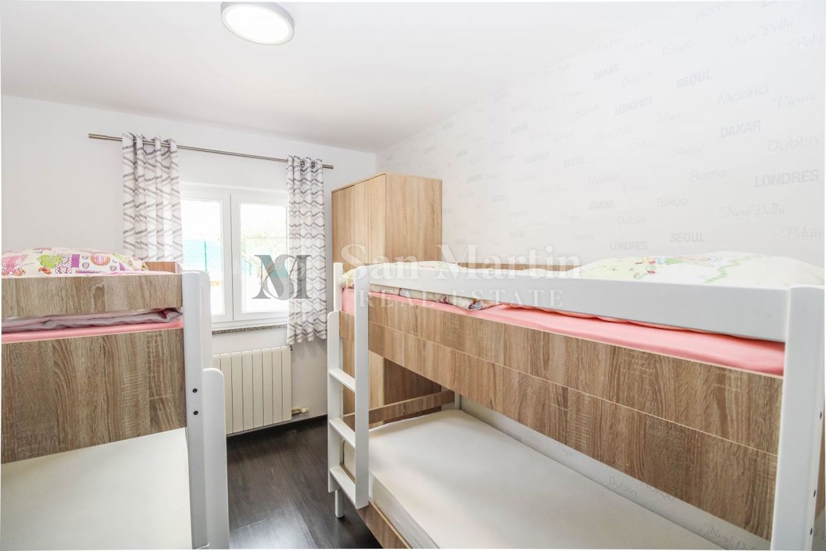 Poreč, Hiša z garažo in ogrevanim bazenom na koncu vasi