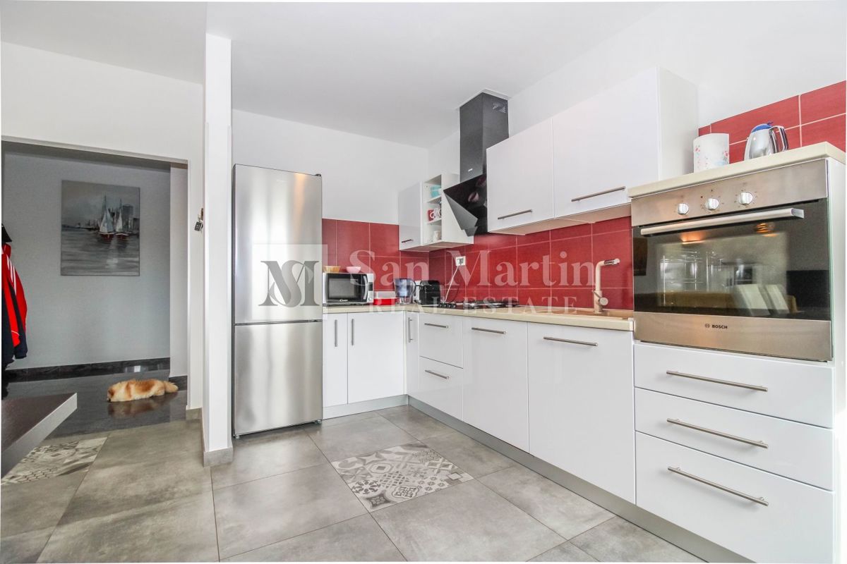 Poreč, Hiša z garažo in ogrevanim bazenom na koncu vasi