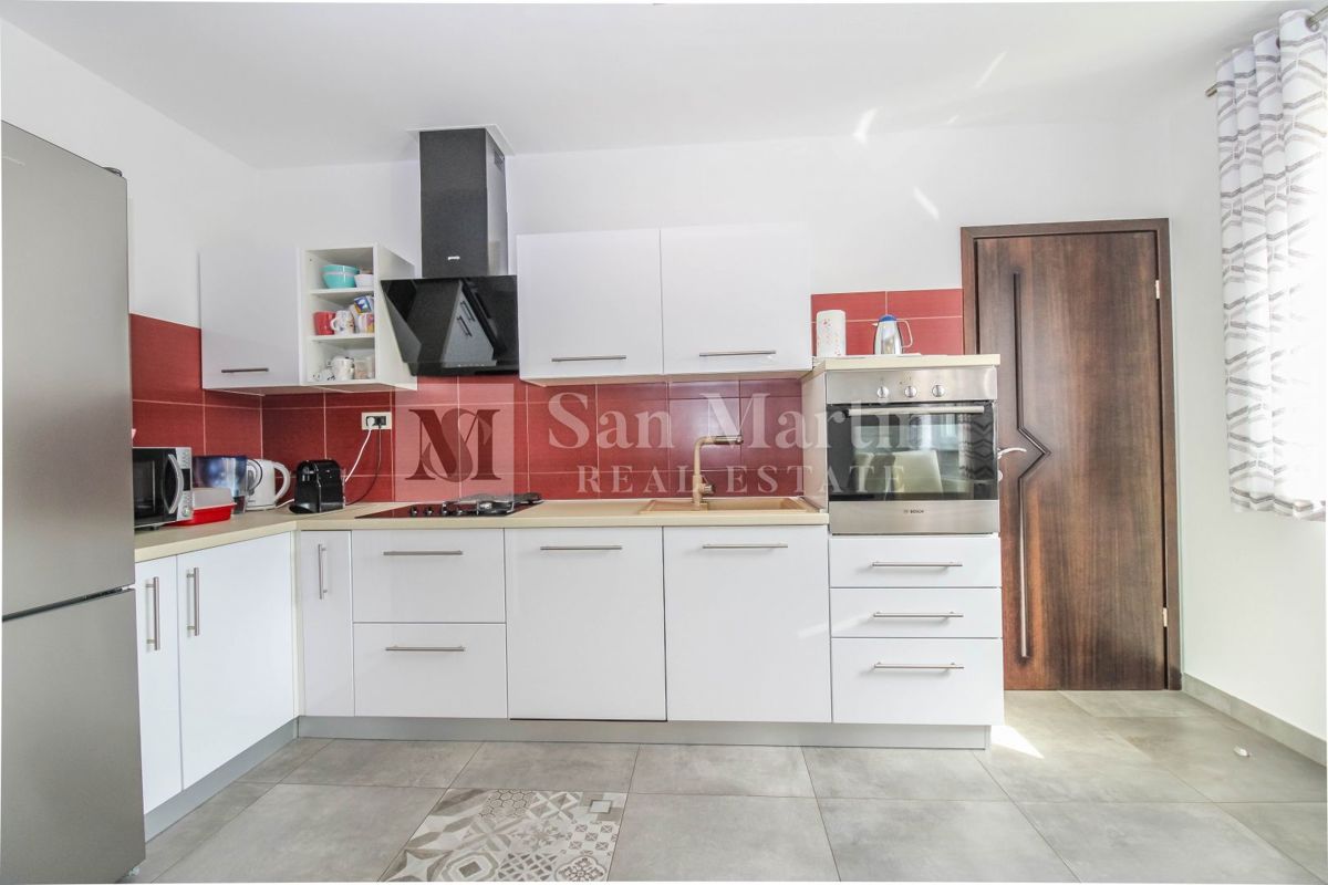 Poreč, Hiša z garažo in ogrevanim bazenom na koncu vasi