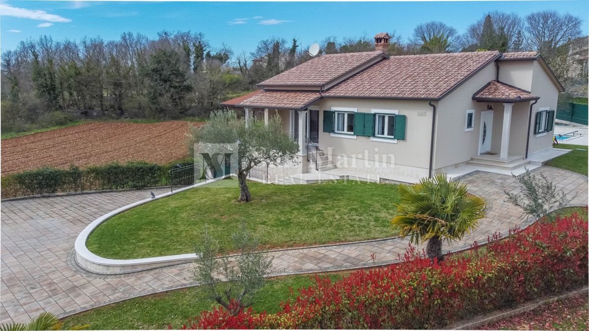 Poreč, Hiša z garažo in ogrevanim bazenom na koncu vasi