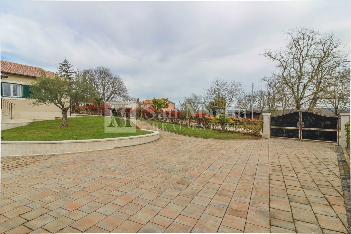 Poreč, Hiša z garažo in ogrevanim bazenom na koncu vasi