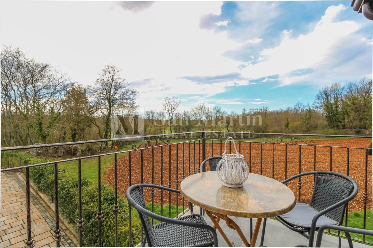 Poreč, Hiša z garažo in ogrevanim bazenom na koncu vasi