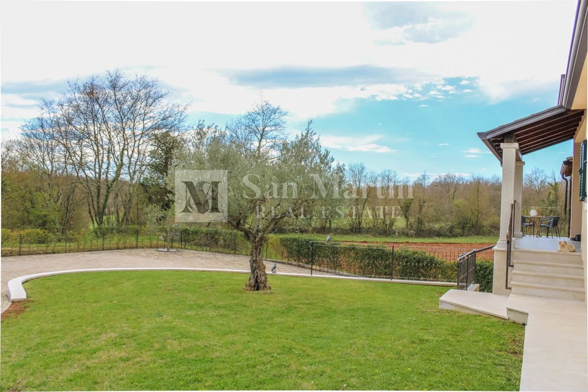 Poreč, Hiša z garažo in ogrevanim bazenom na koncu vasi