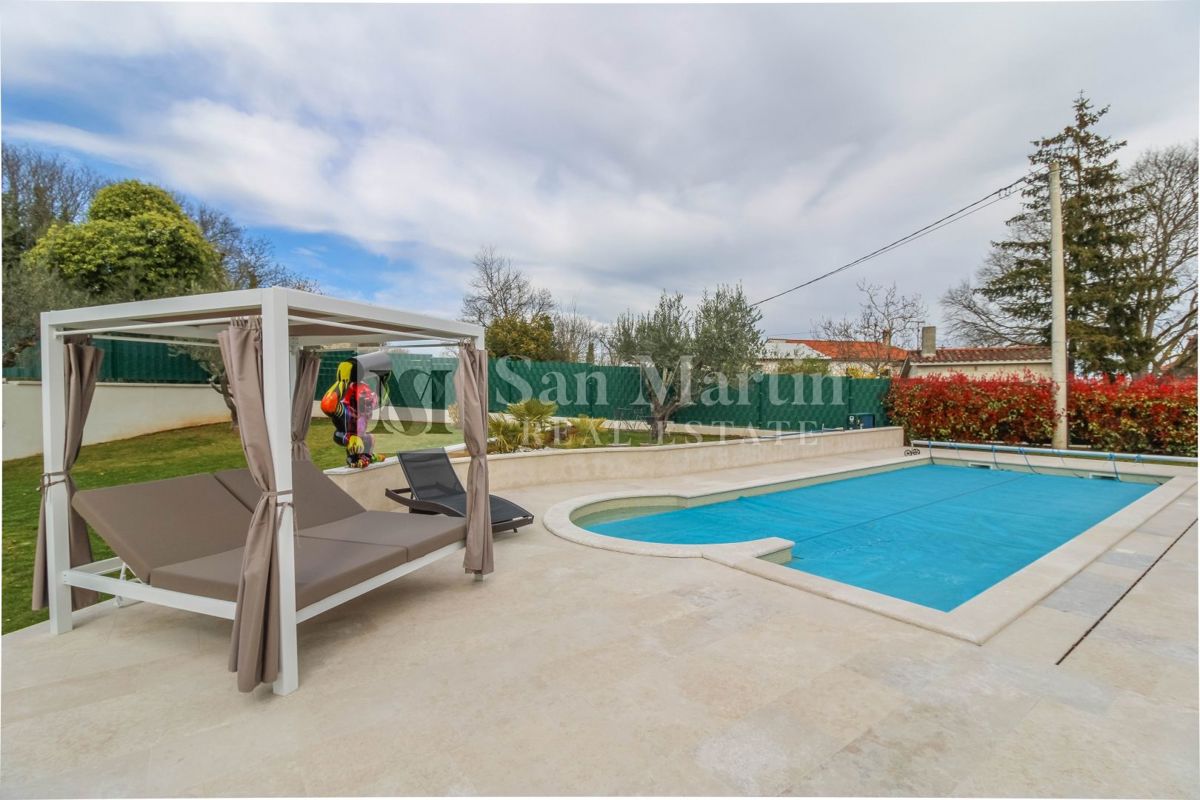 Poreč, Hiša z garažo in ogrevanim bazenom na koncu vasi