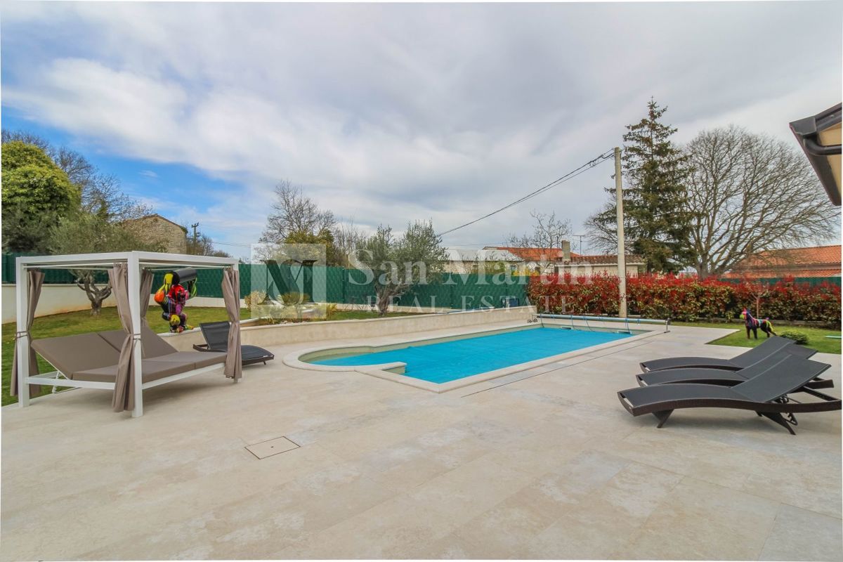 Poreč, Hiša z garažo in ogrevanim bazenom na koncu vasi