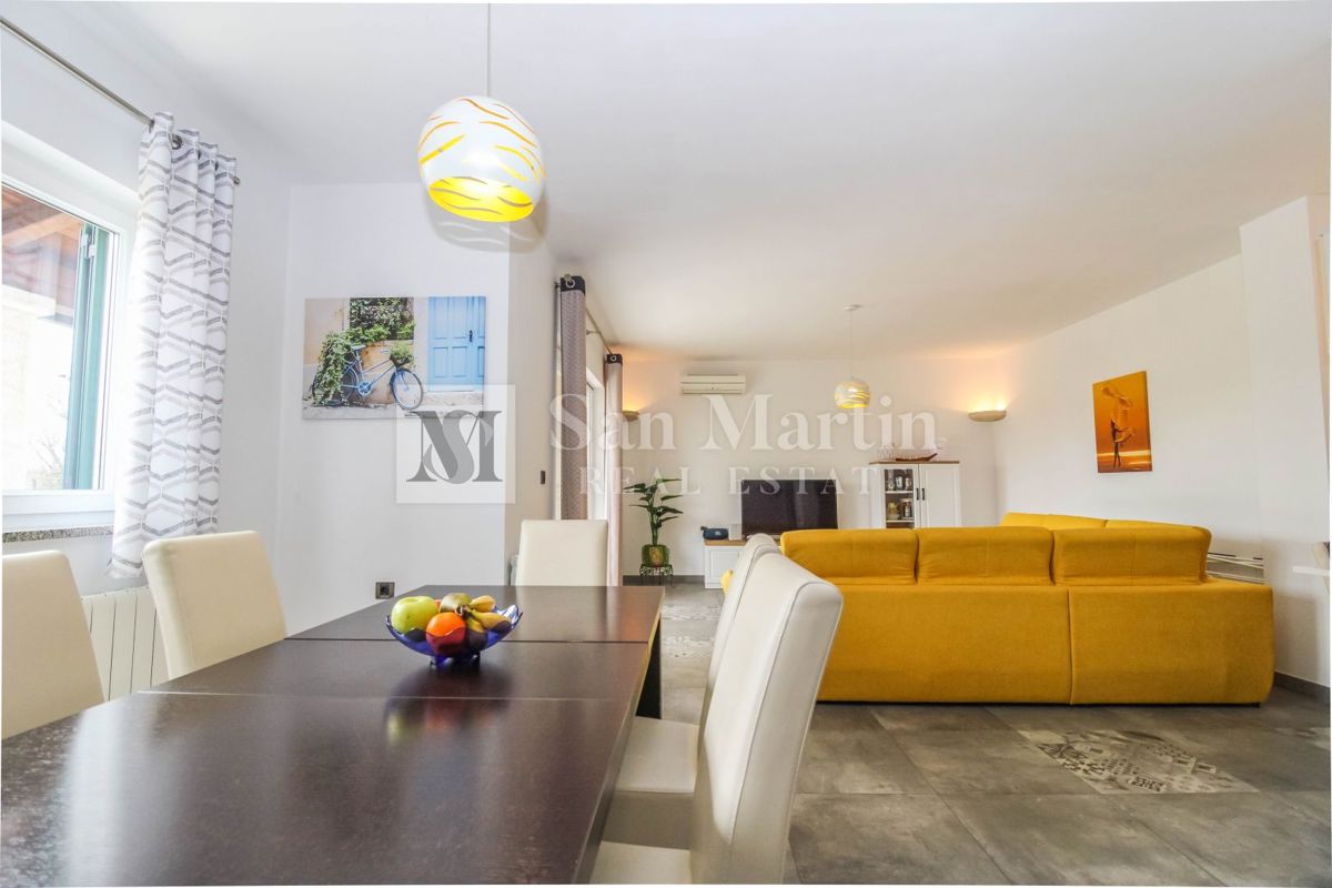 Poreč, Hiša z garažo in ogrevanim bazenom na koncu vasi